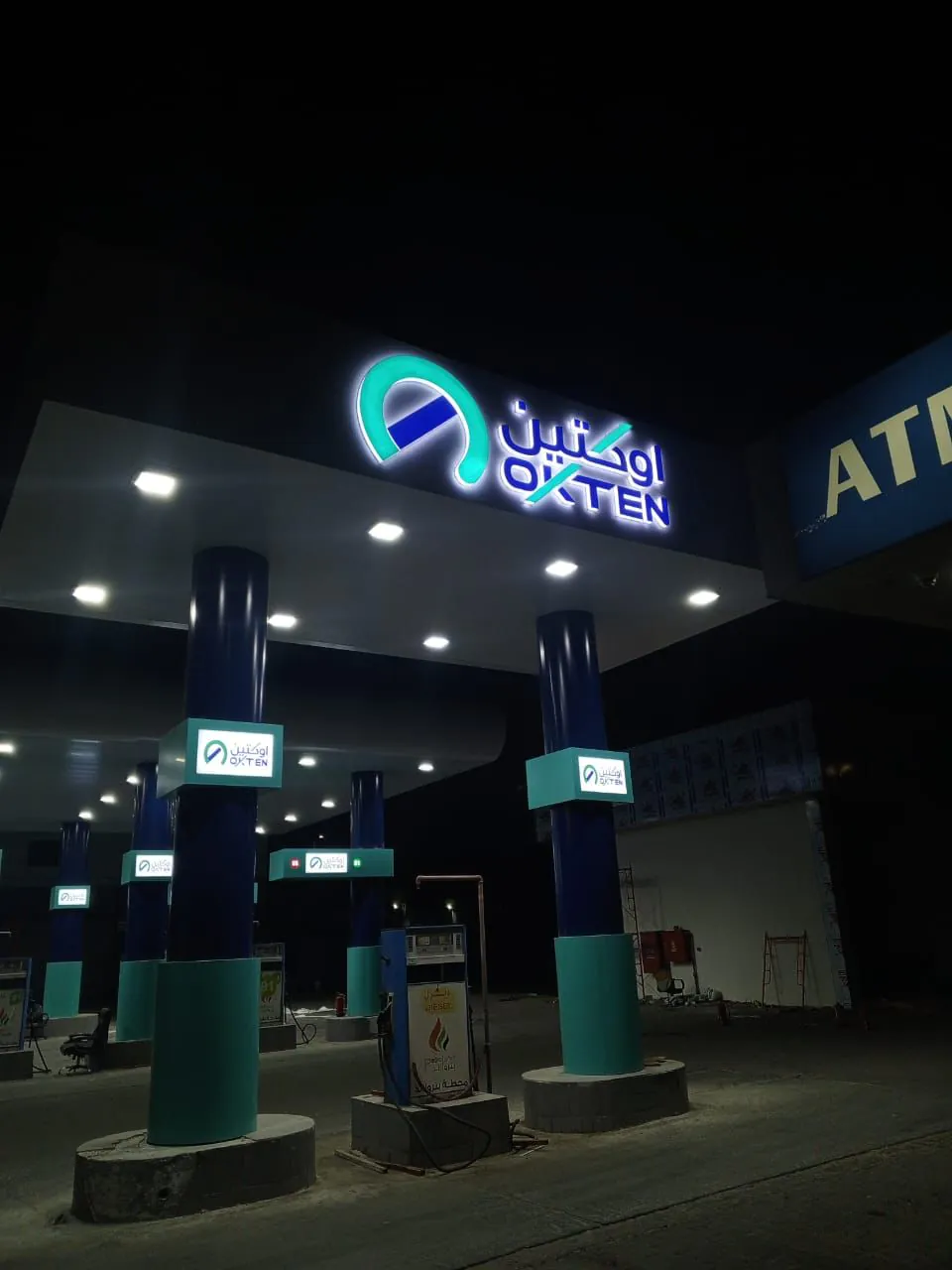 الأحرف البارزة واللوحات المضيئة 