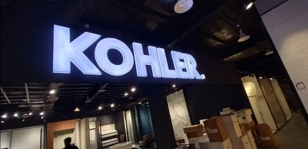 الأحرف البارزة واللوحات المضيئة 